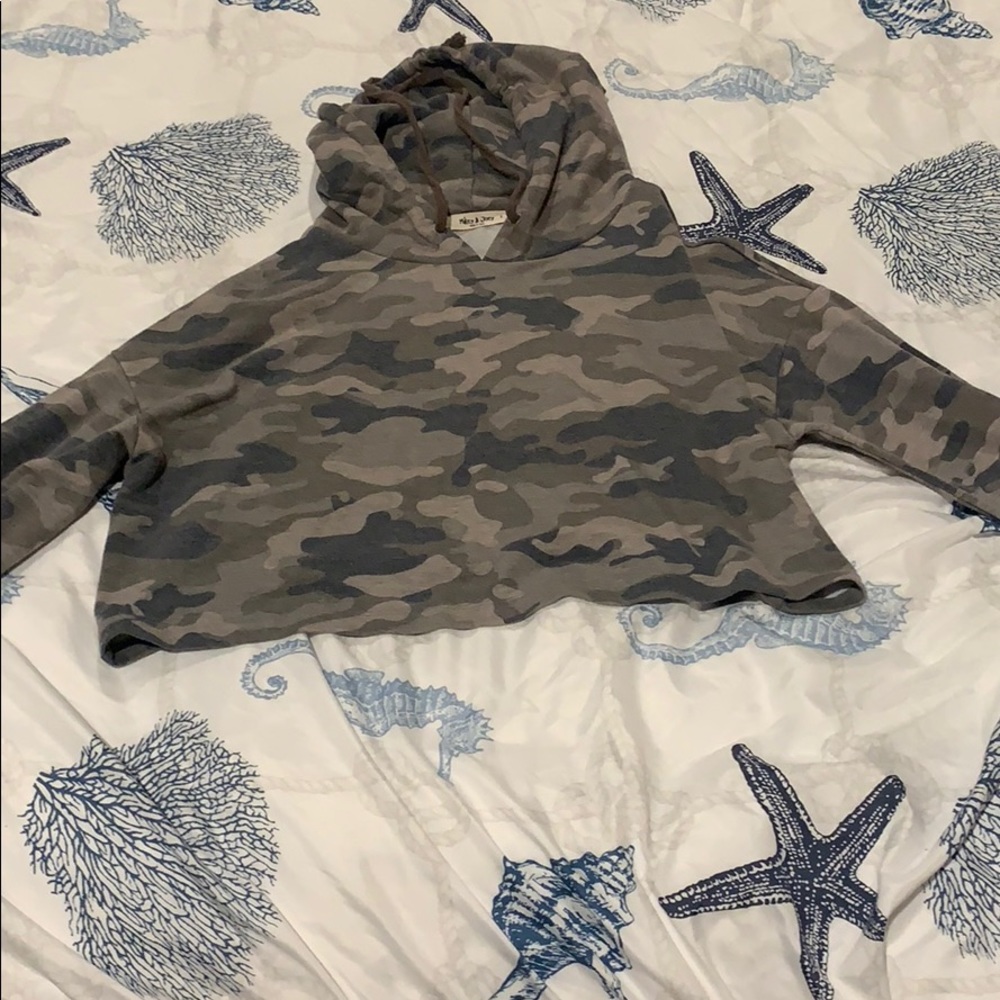 Women’s cropped camo hoodie